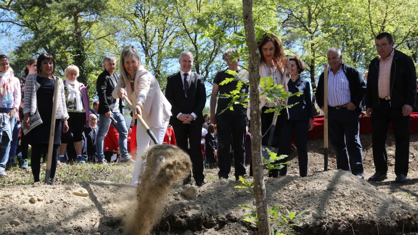 EAb Urduñan izan da Gernikako arbolaren kimua landatzeko ekitaldian, Ruzabalgo Batzarraren 500. urteurrena gogoratzeko